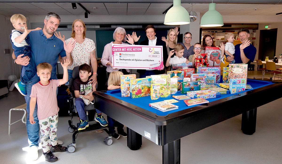 Sachspendenübergabe durch das Centermanagement der Waterfront Bremen