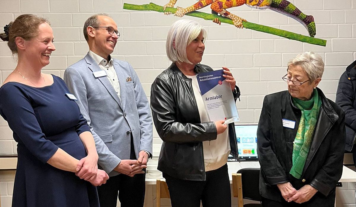 Das Team des Förderverein übergibt das Armlabor an das NRZ.